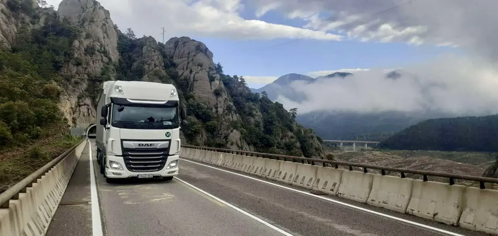 Baltas HT Logistics DAF vilkikas kalnų kelyje